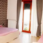 Home Elisabet